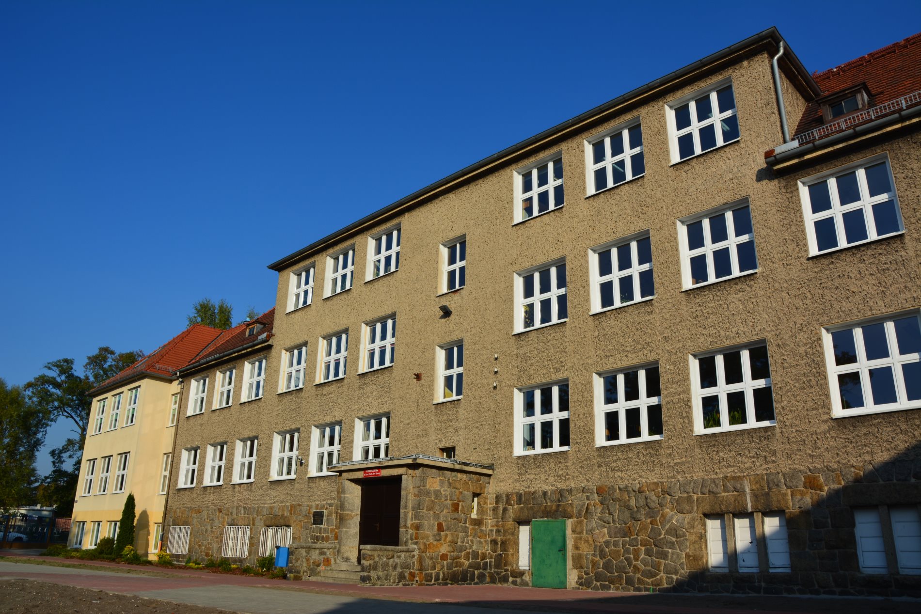 budynek szkoły na zewnątrz