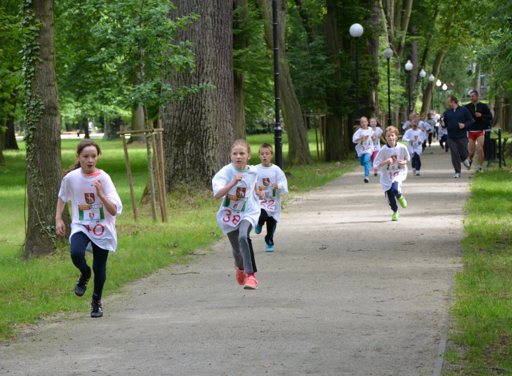 dzieci biegną poczas zawodów sportowych